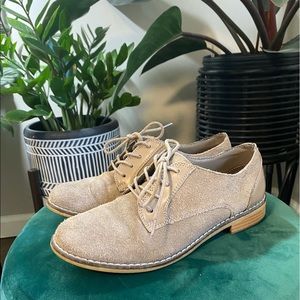 Tan suede lace-up shoes
